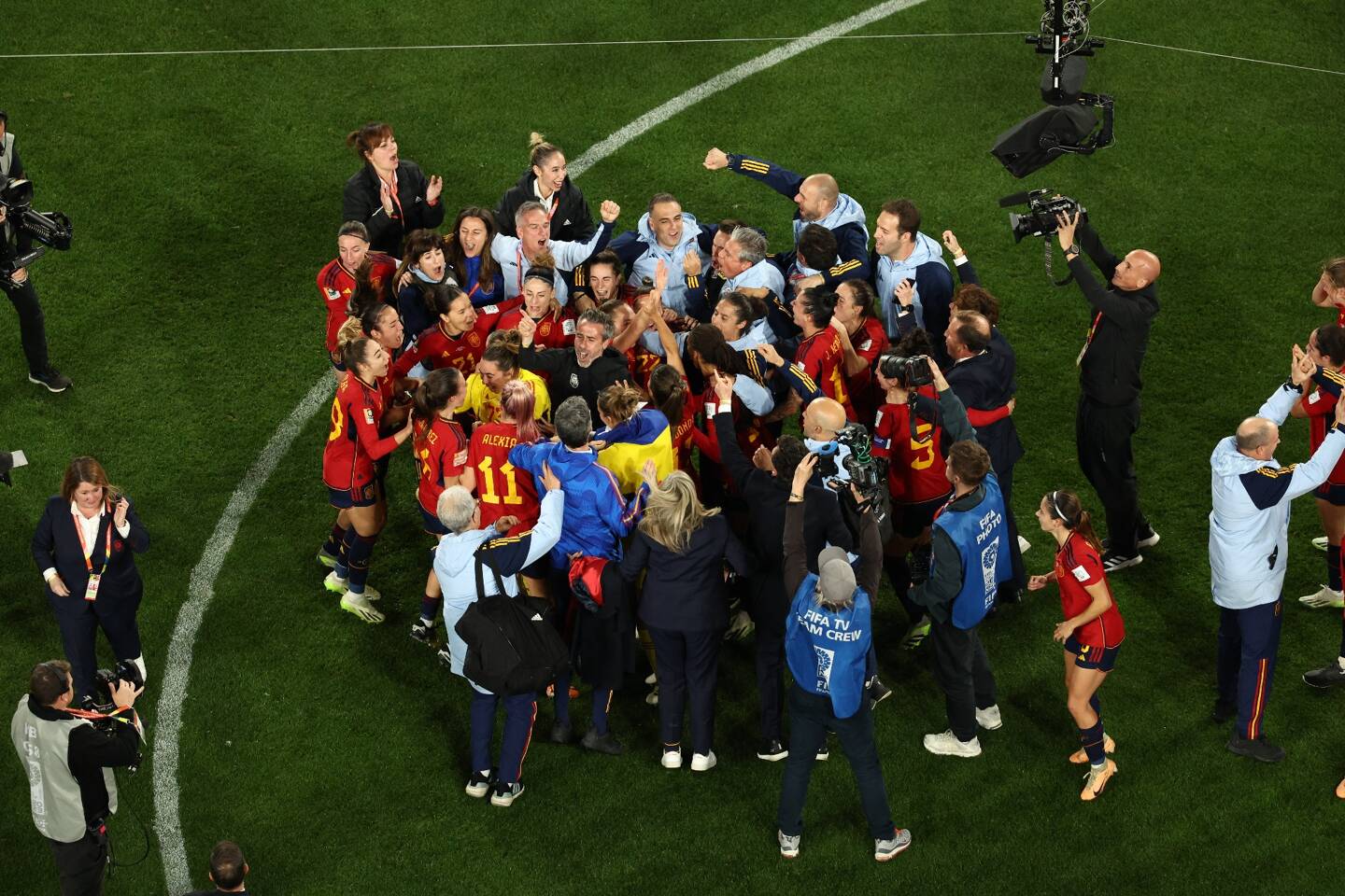 L'Espagne a été sacrée championne du monde pour la première fois grâce à un but de sa jeune capitaine Olga Carmona face à l'Angleterre (1-0), championne d'Europe en titre, lors d'une finale inédite du Mondial féminin, dimanche à Sydney.