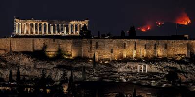 Odeur de brûlé, fumée noire, au moins 20 morts... cinquième jour d'incendies en Grèce