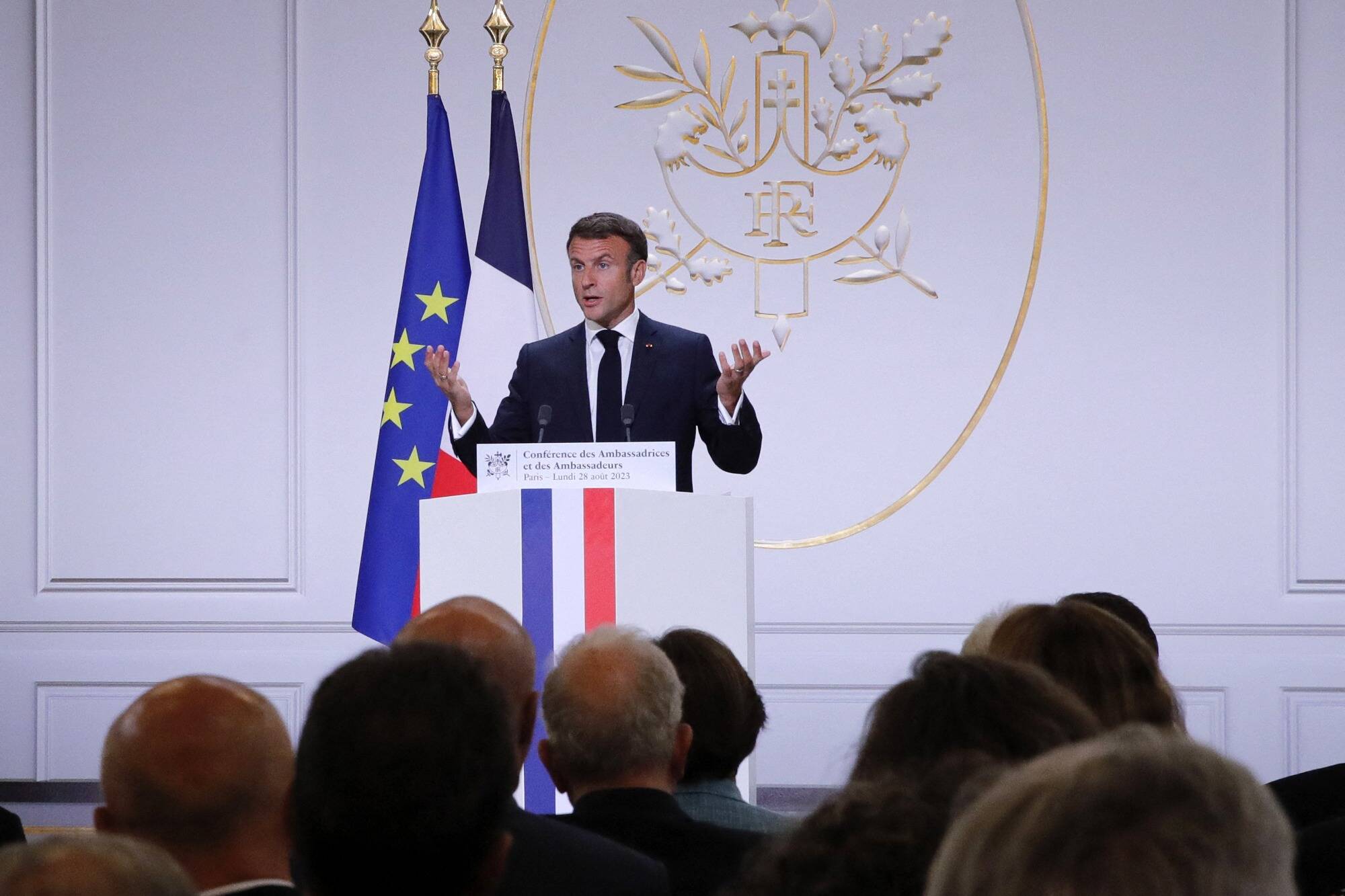 Une conférence sociale, des débats sur les référendums, la gauche déçue: ce qu'il faut retenir des 12 heures de sommet entre Macron et les partis