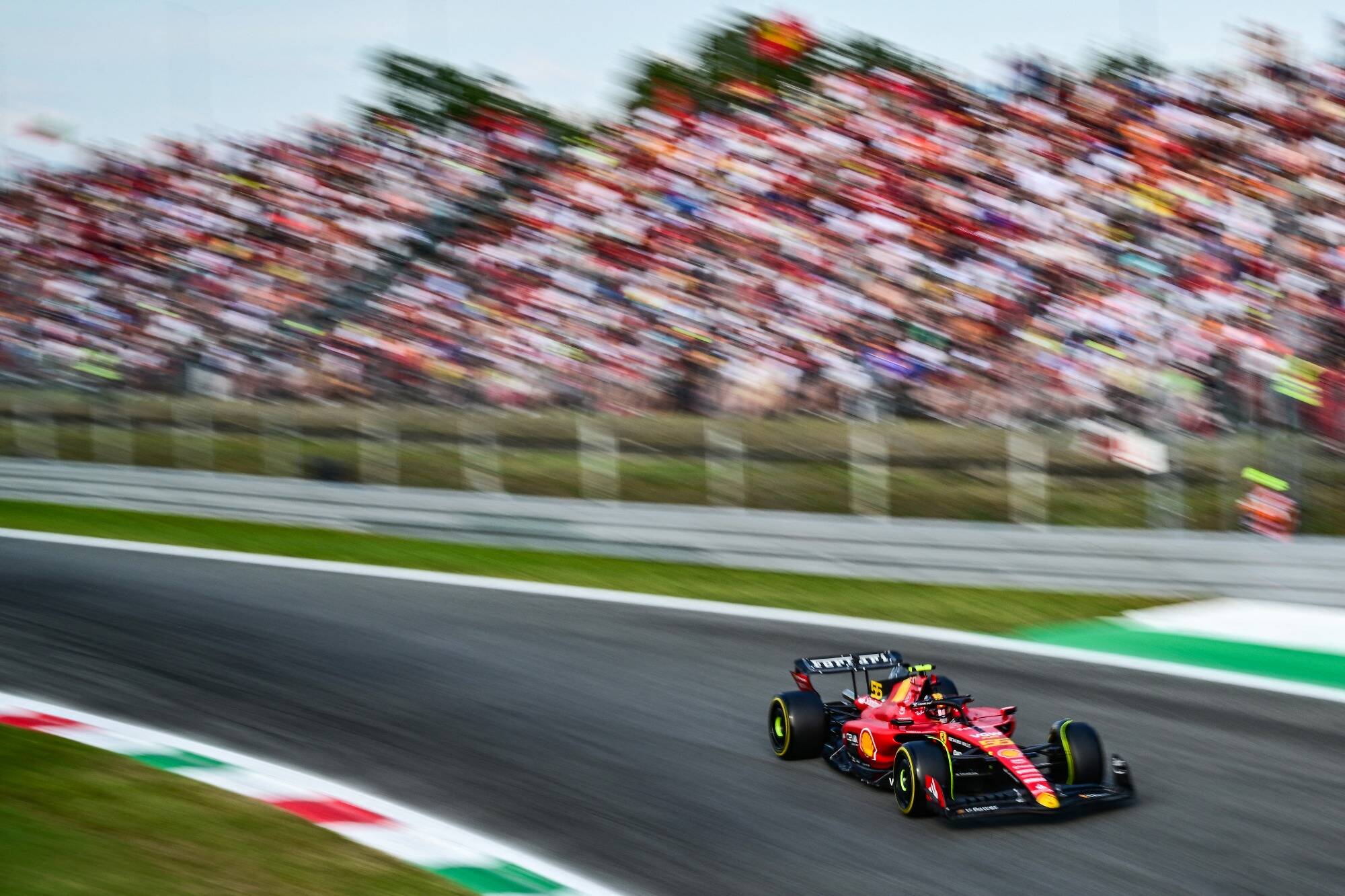 Carlos Sainz offre la pole position du Grand Prix d'Italie à Ferrari, Charles Leclerc troisième