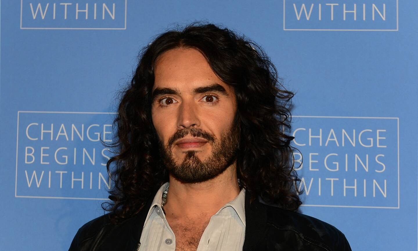 L'acteur britannique Russell Brand fait l'objet d'accusation d'agressions sexuelles et de viol de la part de plusieurs femmes.