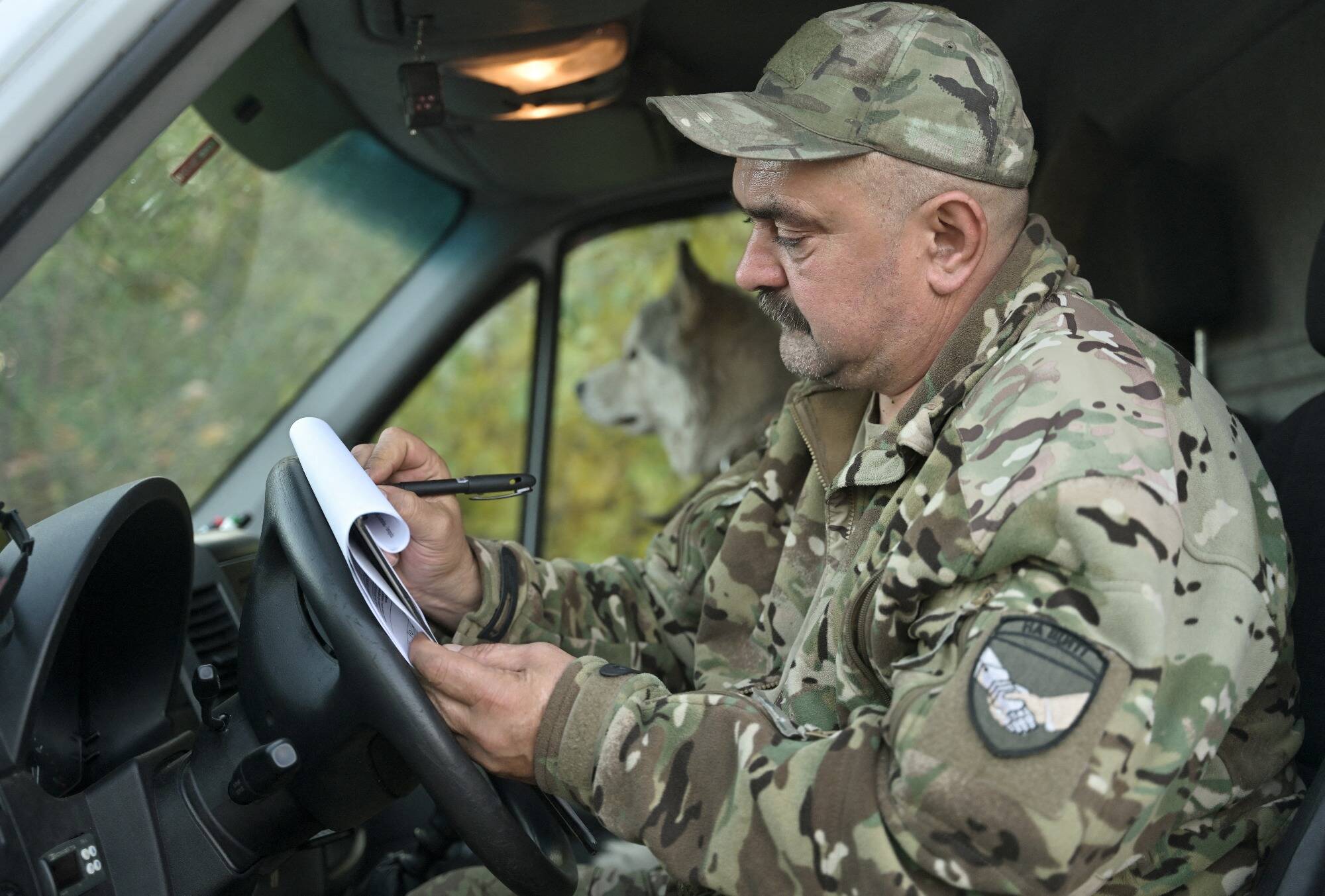 Guerre en Ukraine: une journée avec Zenyk, le croquemort du Donbass qui ramène les corps des soldats chez eux