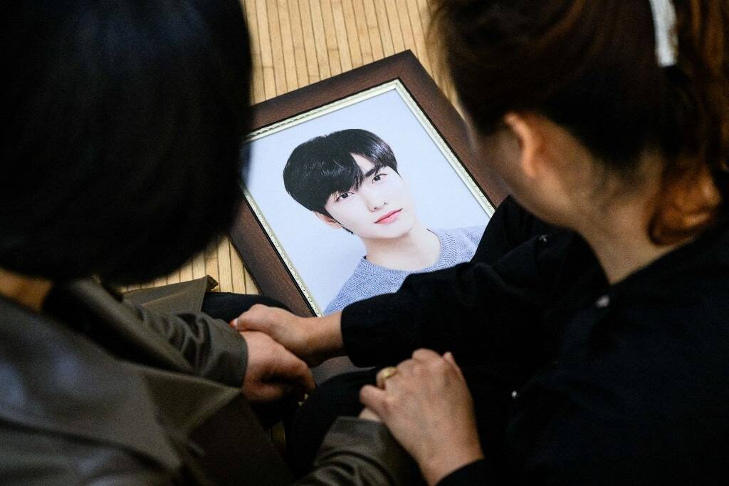 "Ils ont appelé la police à l'aide": son fils décède lors du mouvement de foule qui a fait 159 morts à Séoul, elle témoigne un an après