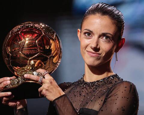 Foot: la championne du monde espagnole Aitana Bonmati remporte son premier Ballon  d'Or - Monaco-Matin
