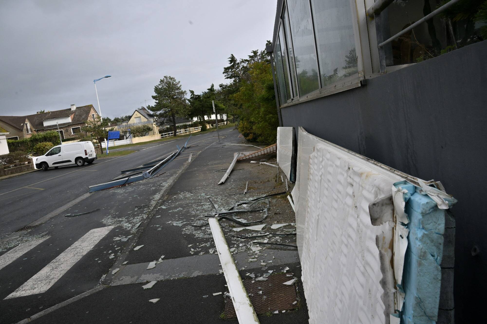 Tempête Ciaran: un homme meurt en voulant fermer les volets de sa maison sur son balcon en Normandie