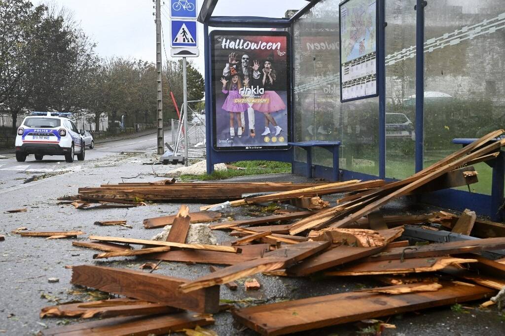 La Tempête Ciaran Fait Au Moins 10 Morts Et Perturbe Les Transports En ...