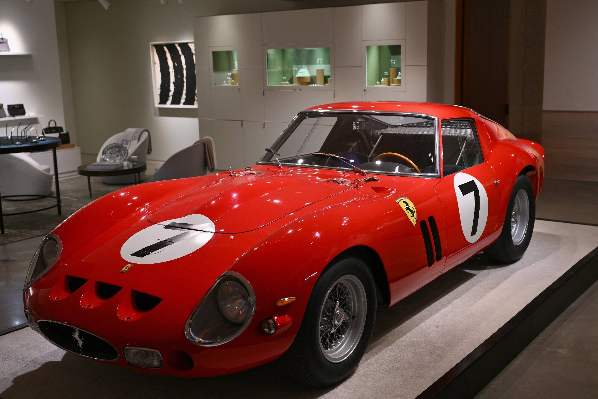Elle est la 2e voiture la plus chère vendue aux enchères, une Ferrari de 1962 adjugée 51,7 millions de dollars
