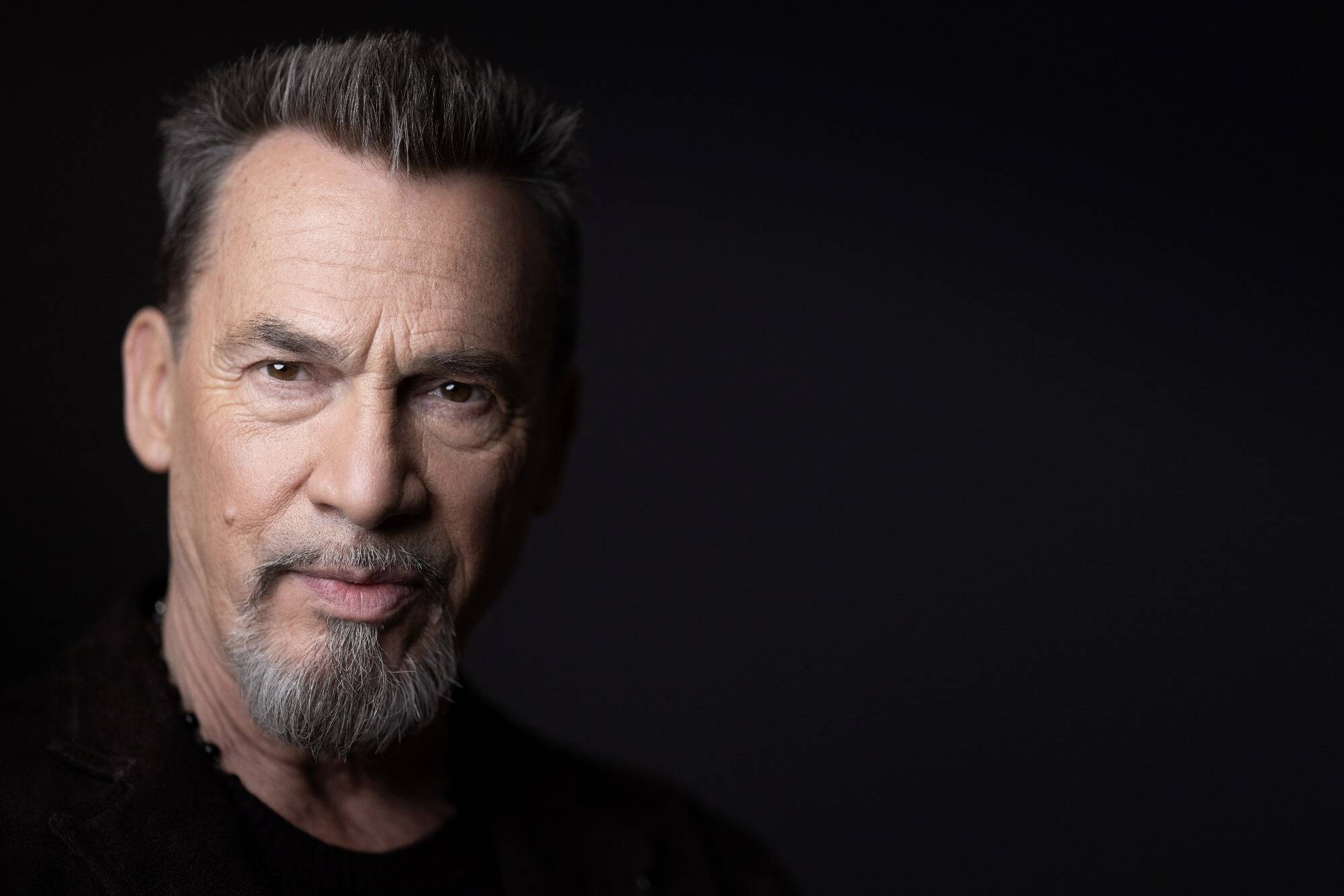 "Là, je vais me retirer médiatiquement": remis d'un cancer, Florent Pagny donne rendez-vous en 2026