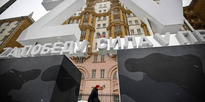 Des symboles pro-offensive en Ukraine installés par le pouvoir russe devant l'ambassade américaine à Moscou