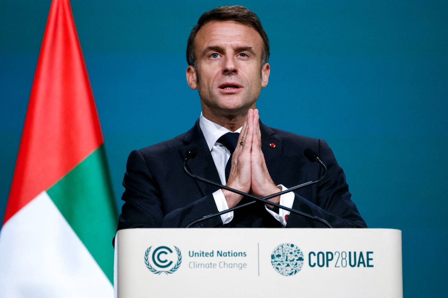 Emmanuel Macron lors du sommet de la COP28. Pour lui, la France devra "définitivement tourner la page d'ici à 2040-45 du pétrole et 2050 du gaz".