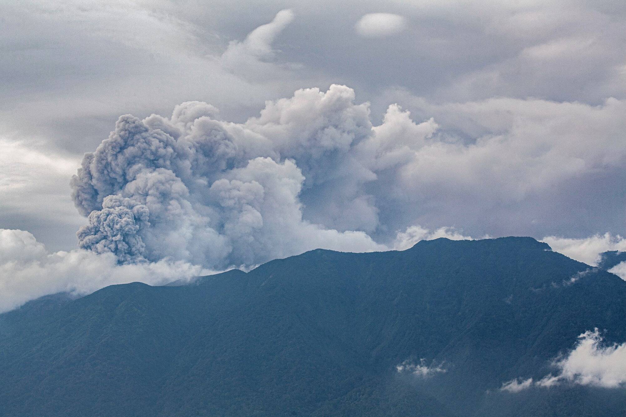 Des cendres à trois kilomètres de haut en Indonésie... les impressionnantes images de l'éruption du volcan Marapi