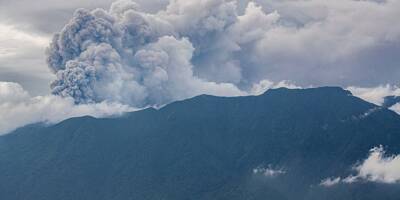 Des cendres à trois kilomètres de haut... les impressionnantes images de l'éruption du volcan Marapi en Indonésie