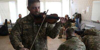 Guerre en Ukraine: traditionnelle ou grivoise, de la musique pour tenter d'oublier les tranchées