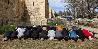 Des dizaines de milliers de musulmans prient à Jérusalem sous haute surveillance