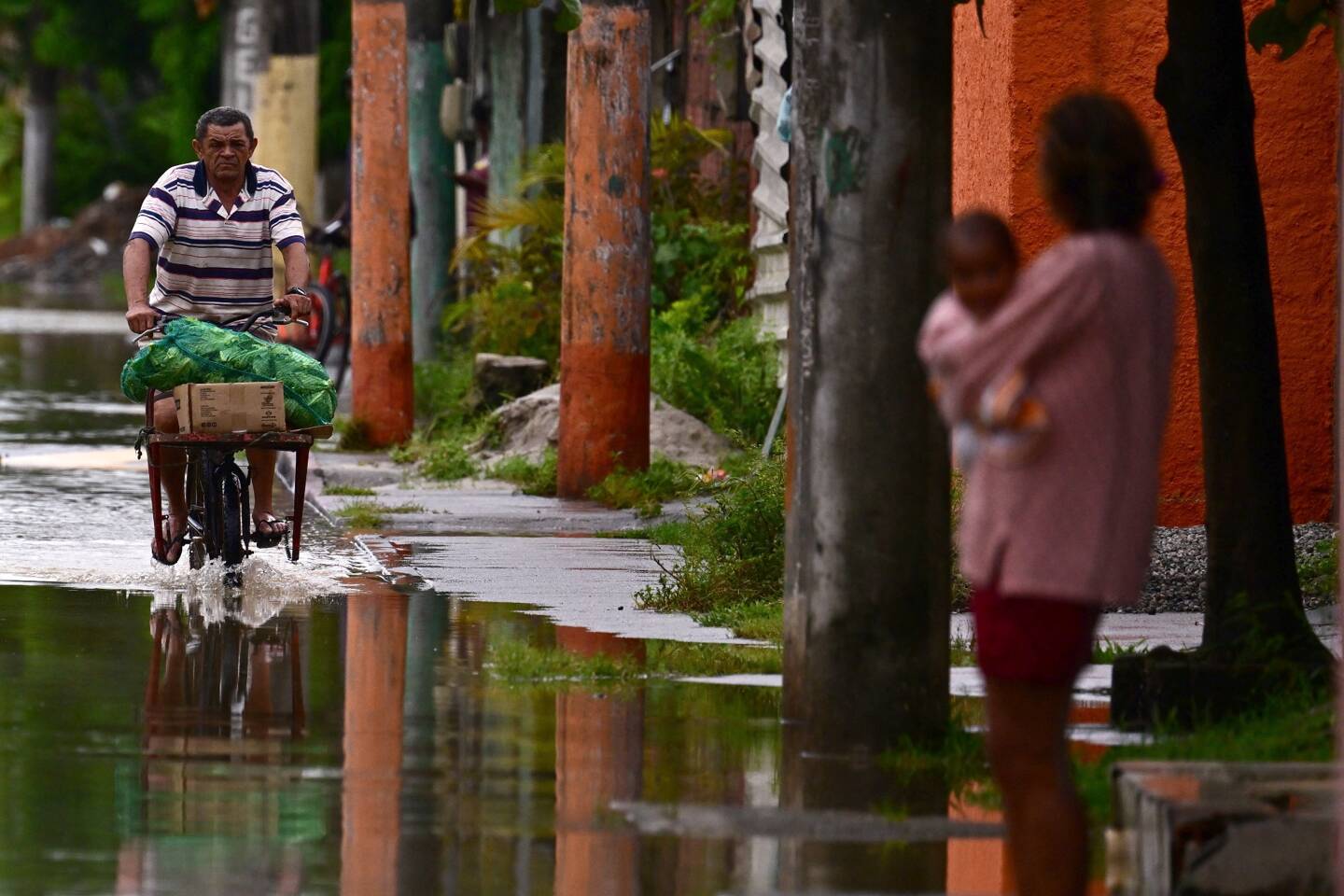 De terribles inondations ont fait plus de 80 morts et une centaine de disparus dans le sud du Brésil.