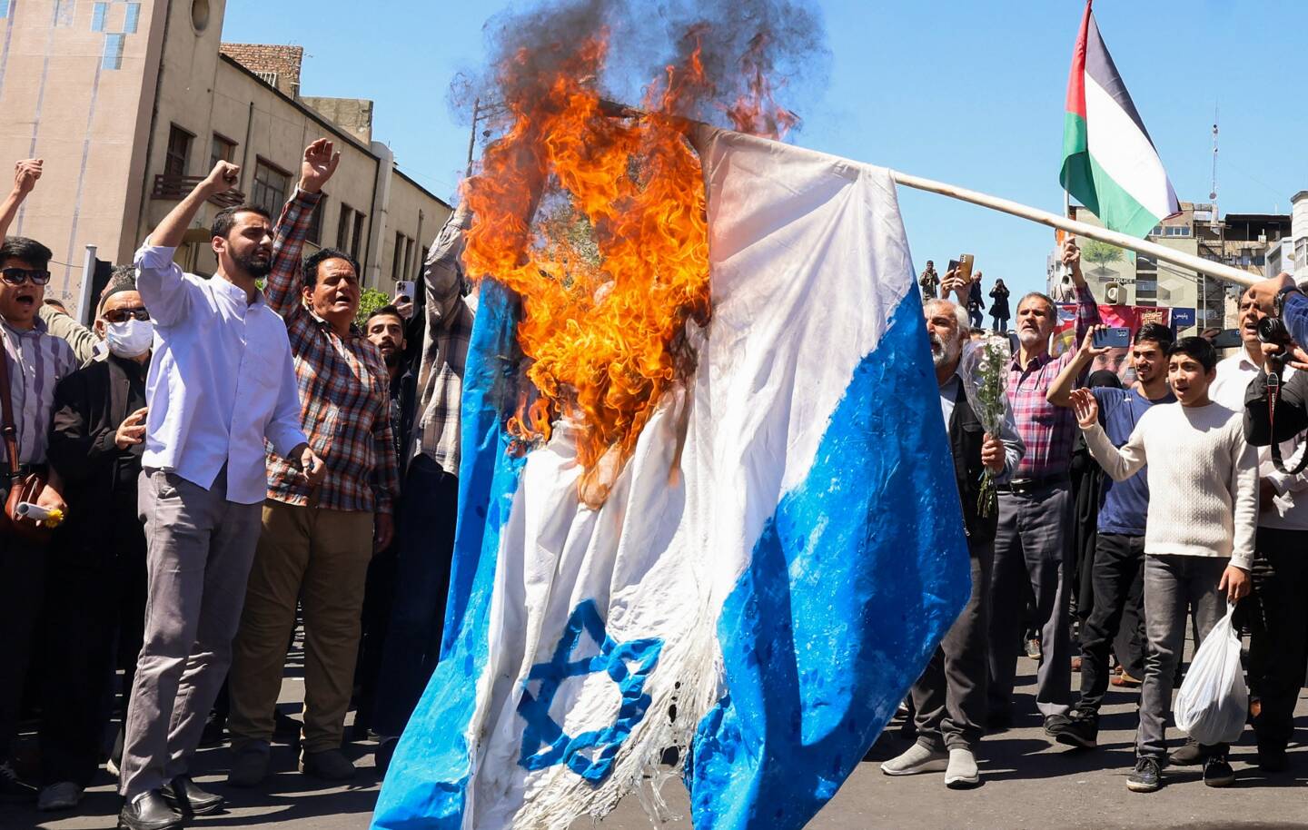 Des manifestants brûlent un drapeau israélien lors des funérailles de sept membres du Corps des Gardiens de la révolution islamique tués lors d'une frappe en Syrie, imputée à Israël par l'Iran, à Téhéran, le 5 avril 2024. 