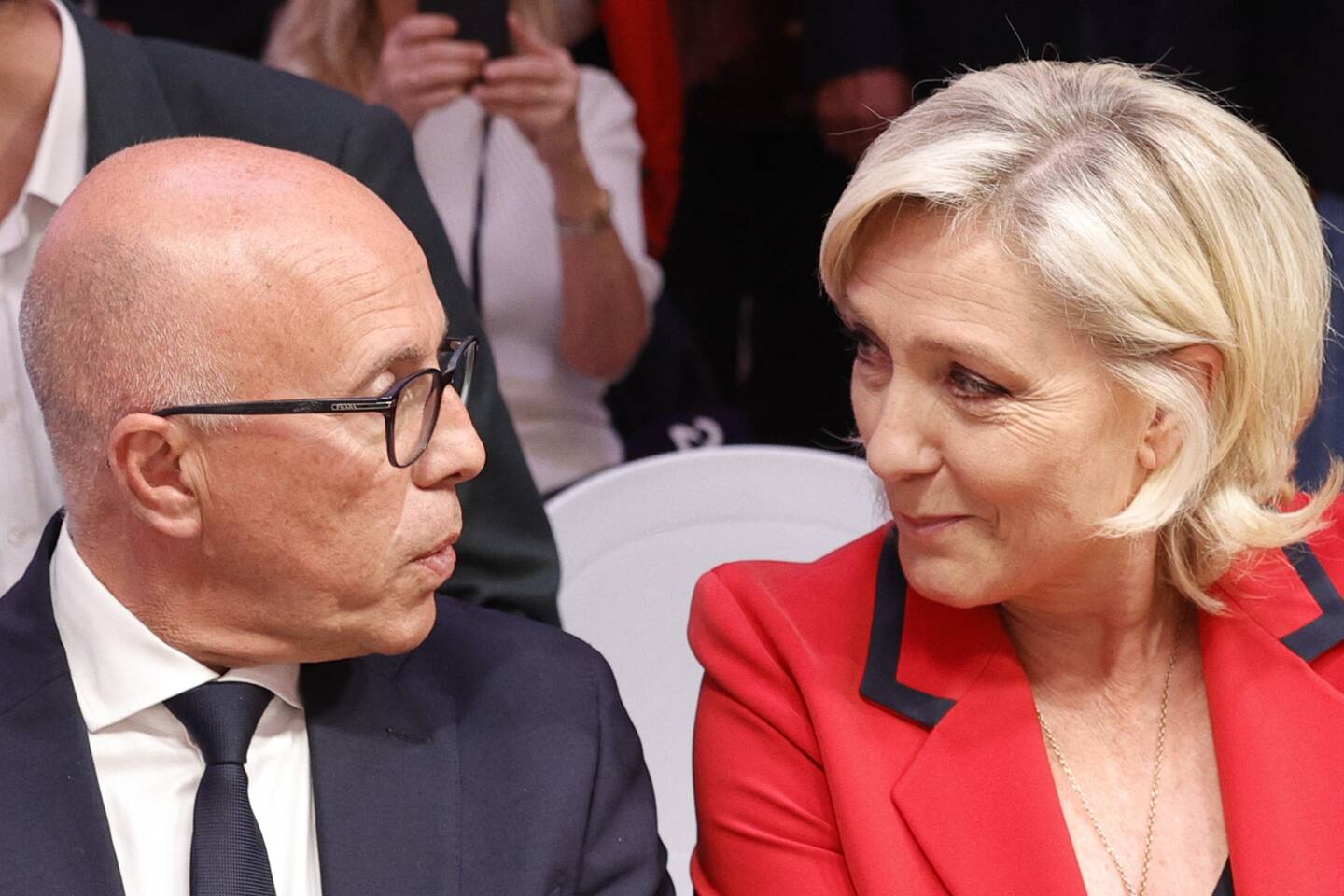 Marine Le Pen, Eric Ciotti et les députés de leurs groupes ont dénoncé notamment "l'absence d'économies structurelles pourtant attendues par les Français sur l'immigration ou sur la contribution de la France à l'Union Européenne". 