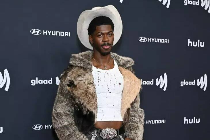 Il était vêtu d'un slip et de santiags: le rappeur Lil Nas X arrêté défilant dans les rues de Los Angeles