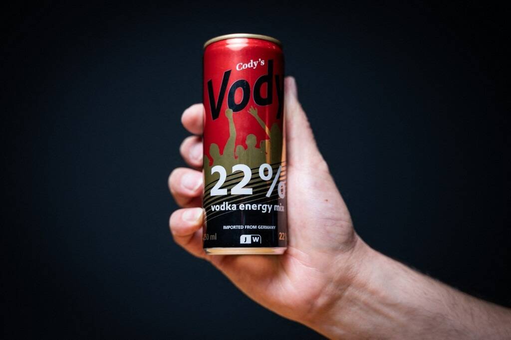"Ça rend largement plus accro que l'alcool normal": qu'est-ce que la Vody, cette boisson alcoolisée qui fait fureur dans les soirées et sur TikTok?