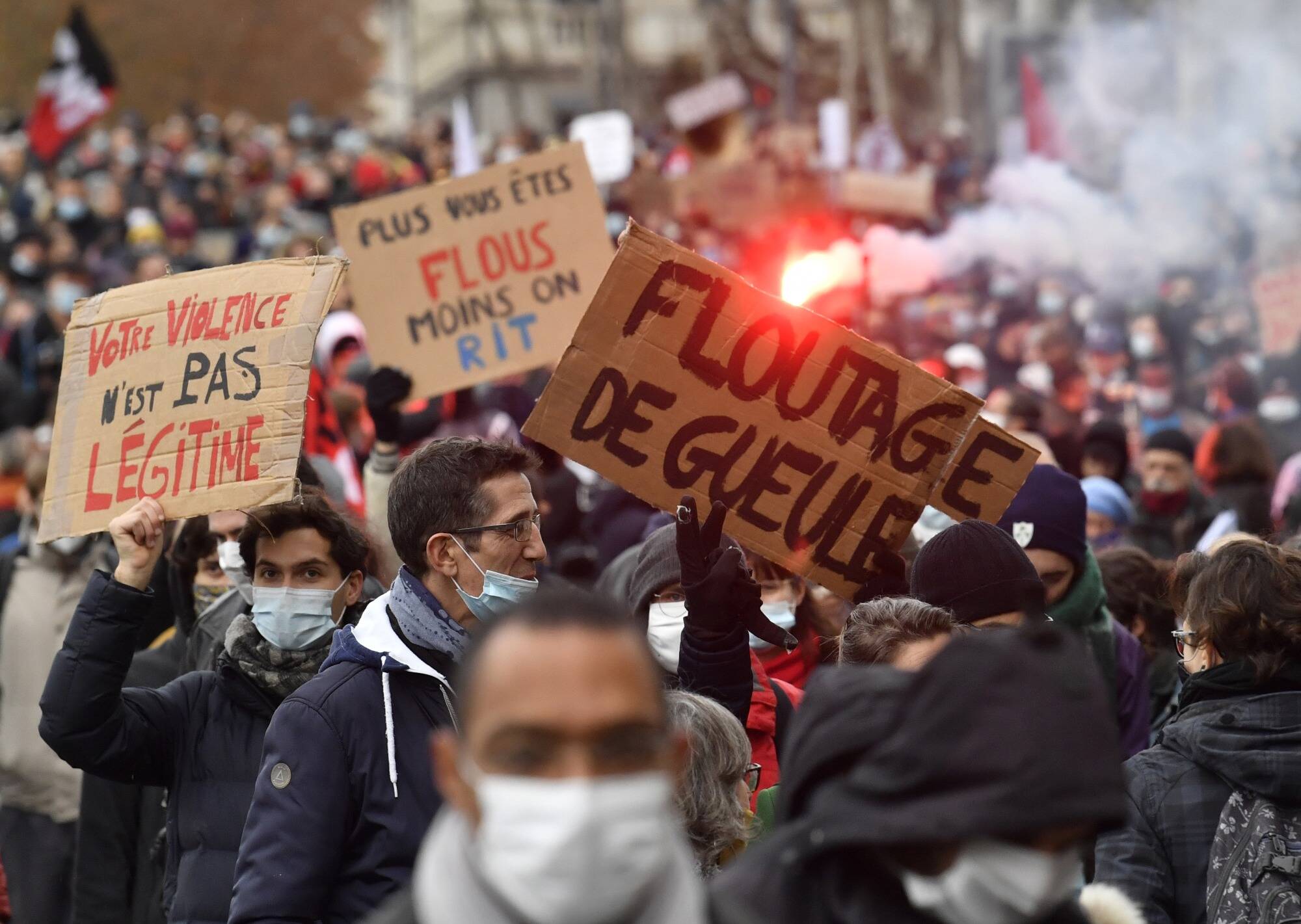 Manifestations contre la proposition de loi sur la "sécurité globale": plus de 80 interpellations et des tensions à Paris, des cortèges dans toute la France