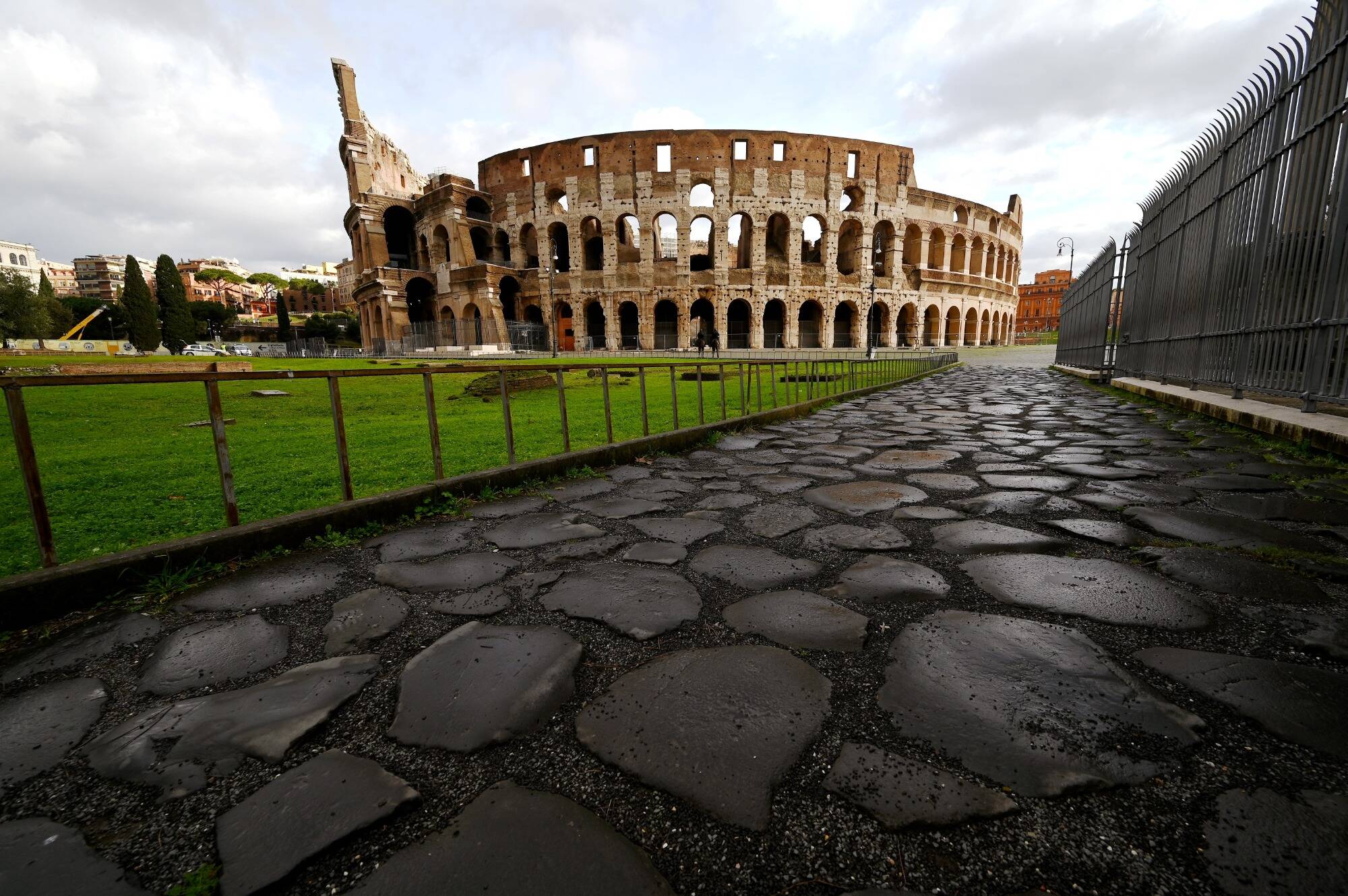 Pas de vacances, privé de restaurant ou de concert... quelles seraient les conséquences d'un passeport vaccinal pour ceux qui ne veulent pas se faire vacciner?