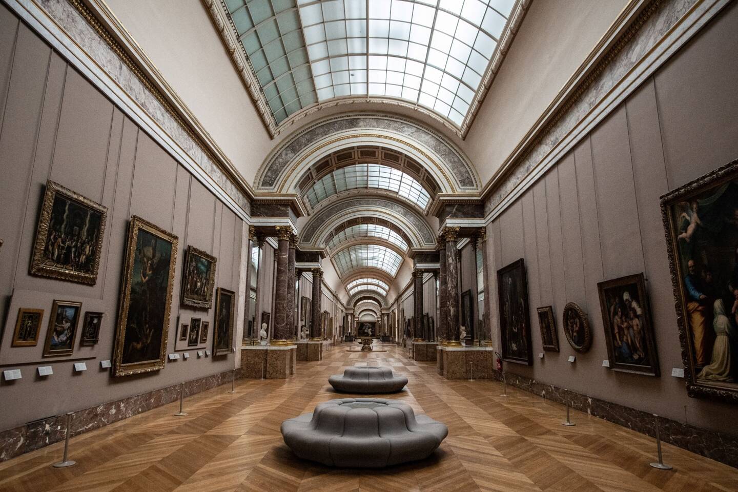 La Grande Gallerie du musée du Louvre à Paris. 