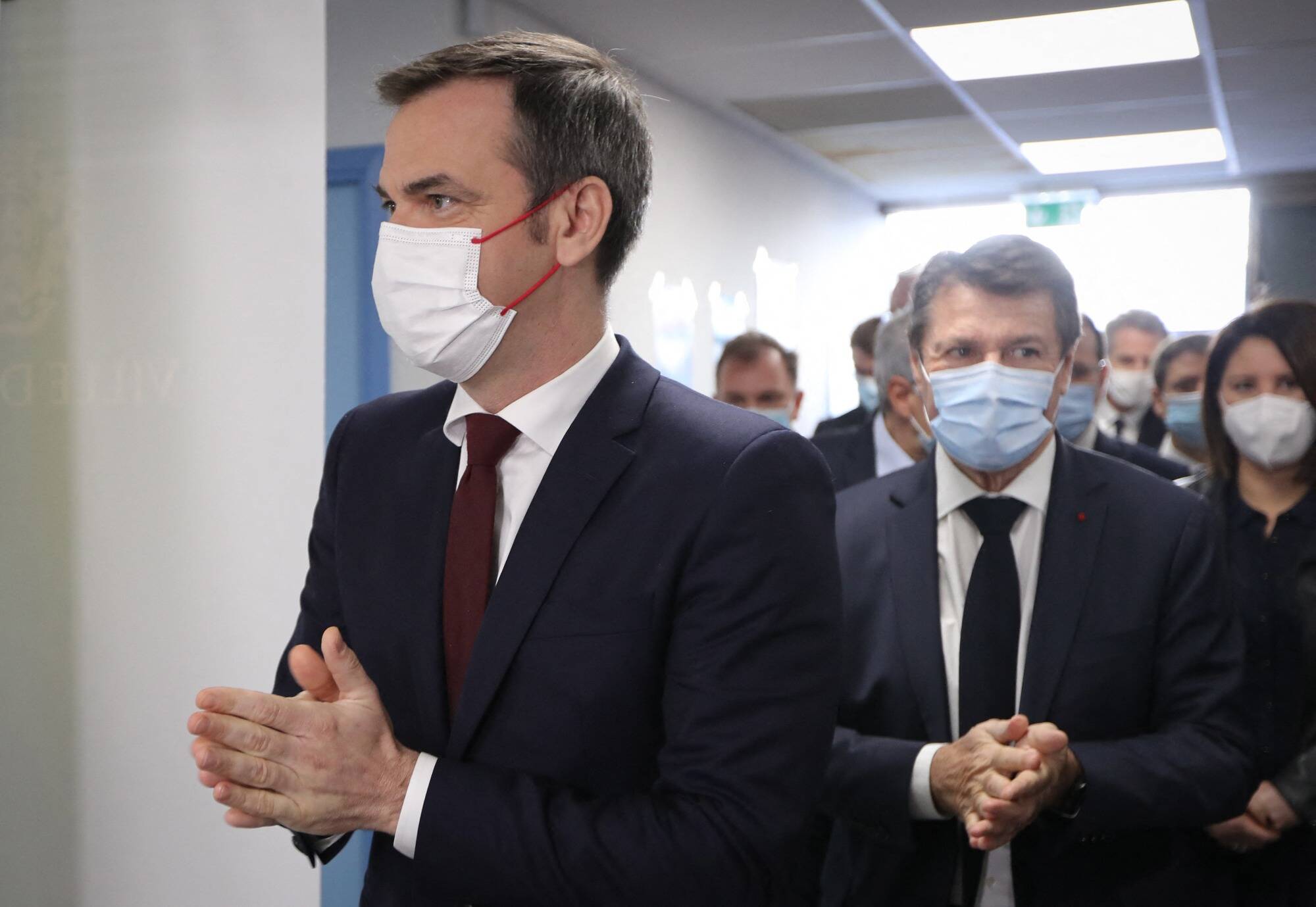 Covid-19: en visite à Nice, le ministre de la Santé Olivier Véran annonce une arrivée de doses de vaccins supplémentaires