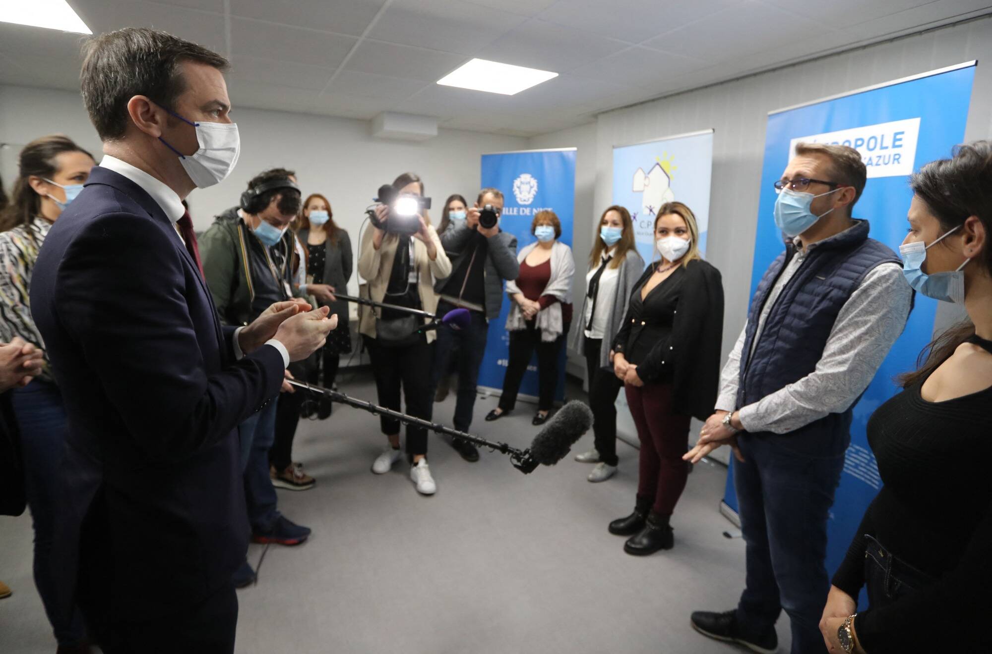 Covid-19: en visite à Nice, le ministre de la Santé Olivier Véran interpellé sur les conséquences psychologiques de la maladie