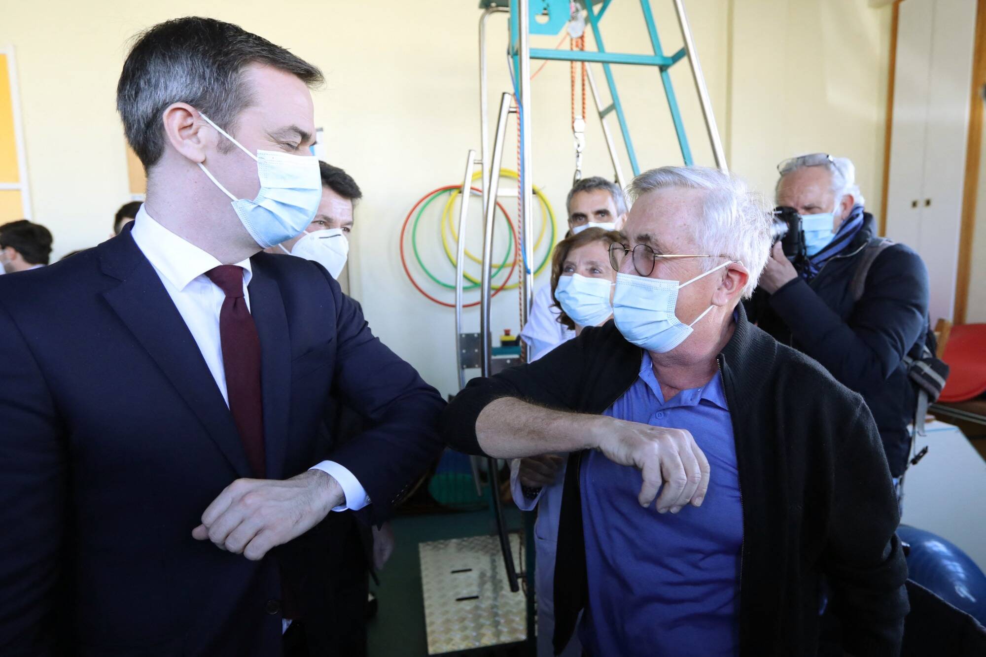 Covid-19: "Un tiers des malades du coronavirus en France conserveraient des symptômes plusieurs mois", assure Olivier Véran