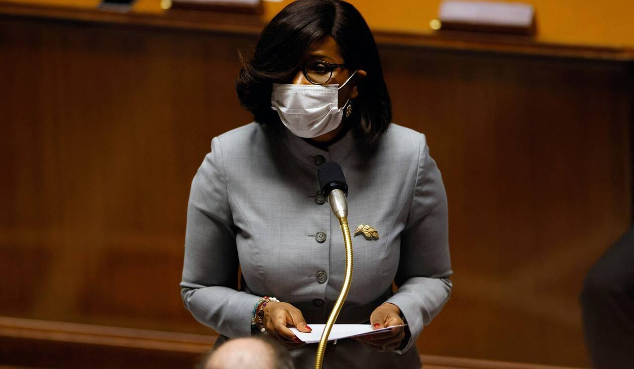 "Hijabeuses": les femmes "ont le droit" de porter le voile au foot, selon Elisabeth Moreno