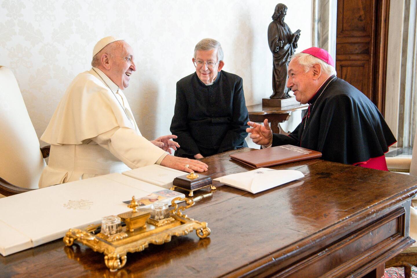 Le pape François en conversation avec l'archevêque de Marseille Jean-Marc Aveline en avril 2021.