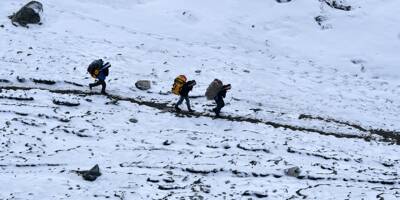 Il gravissent l'Everest... tout en souffrant de la Covid-19