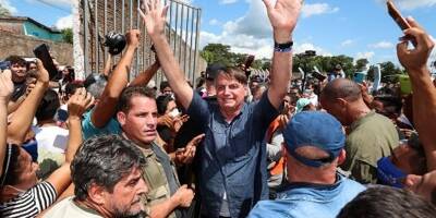 Il avait pris un bain de foule sans masque... le président brésilien va devoir passer à la caisse
