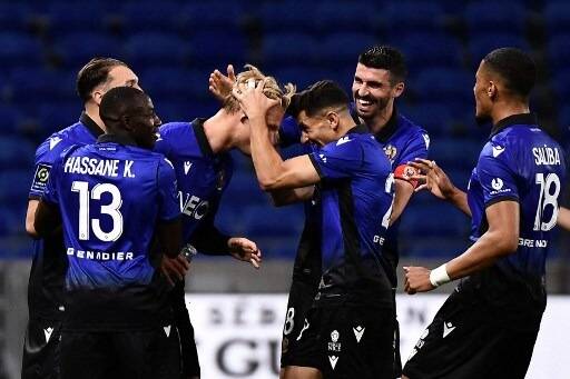 L'OGC Nice bat Lyon (2-3) et offre la Ligue des champions à l'AS Monaco, tenue en échec à Lens (0-0)