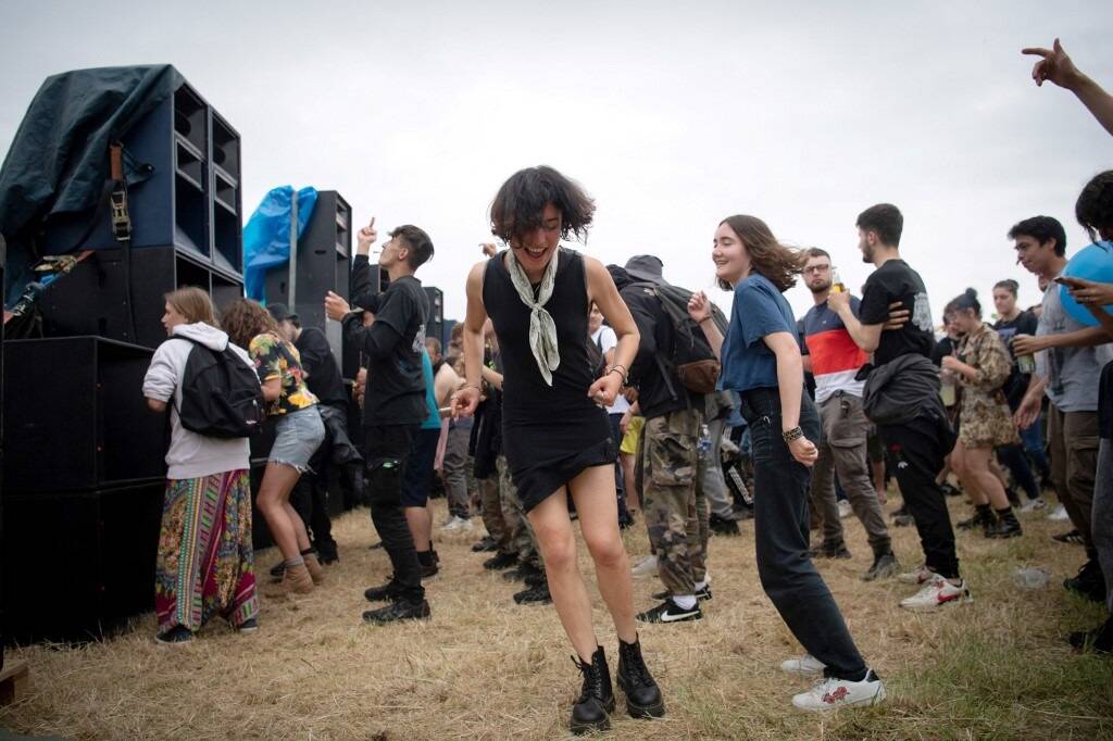 Rave-party sauvage en bretagne: le site évacué, 5 personnes en garde à vue après les violents affrontements