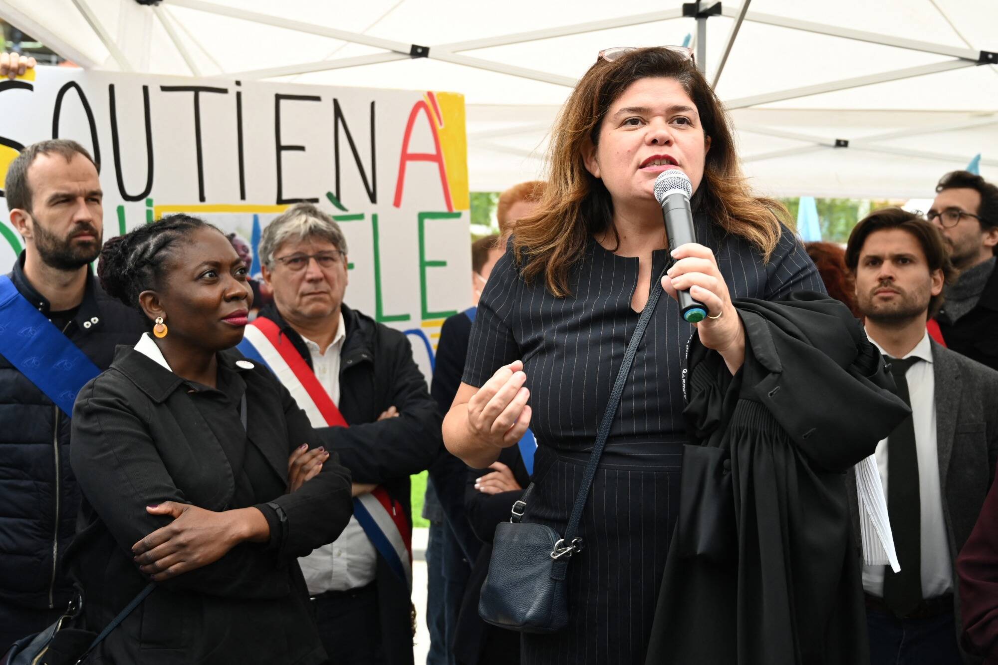 La candidate Nupes Raquel Garrido et des militants victimes de gaz lacrymogènes à Drancy