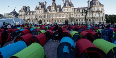 Des migrants installent 250 tentes devant la mairie de Paris pour réclamer des solutions d'hébergement
