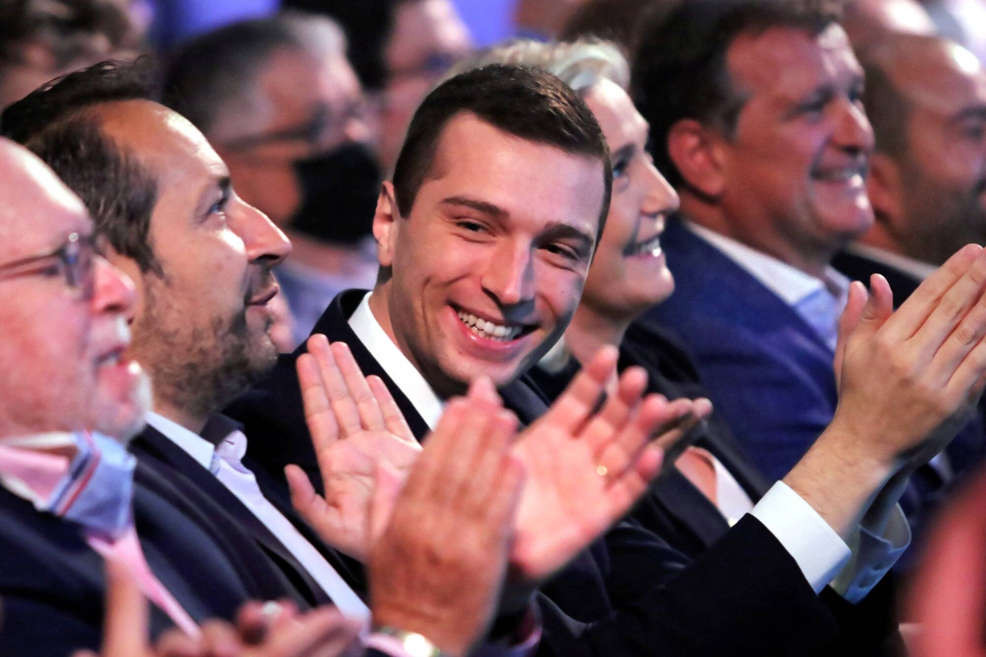 Jordan Bardella (RN) salue "une leçon d'humilité à l'UE" après la victoire de Giorgia Meloni aux législatives en Italie