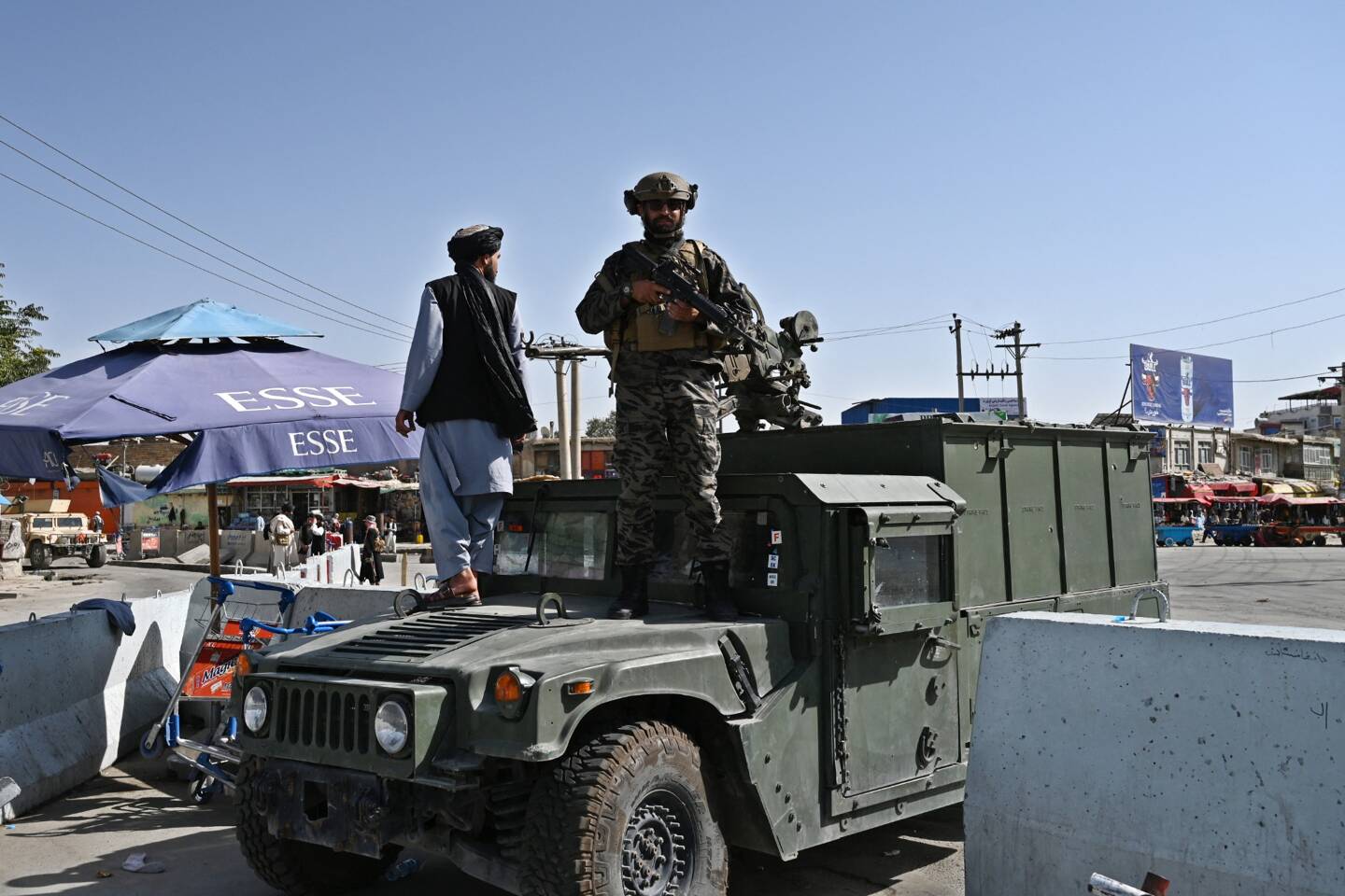 Des talibans devant l'aéroport de Kaboul.