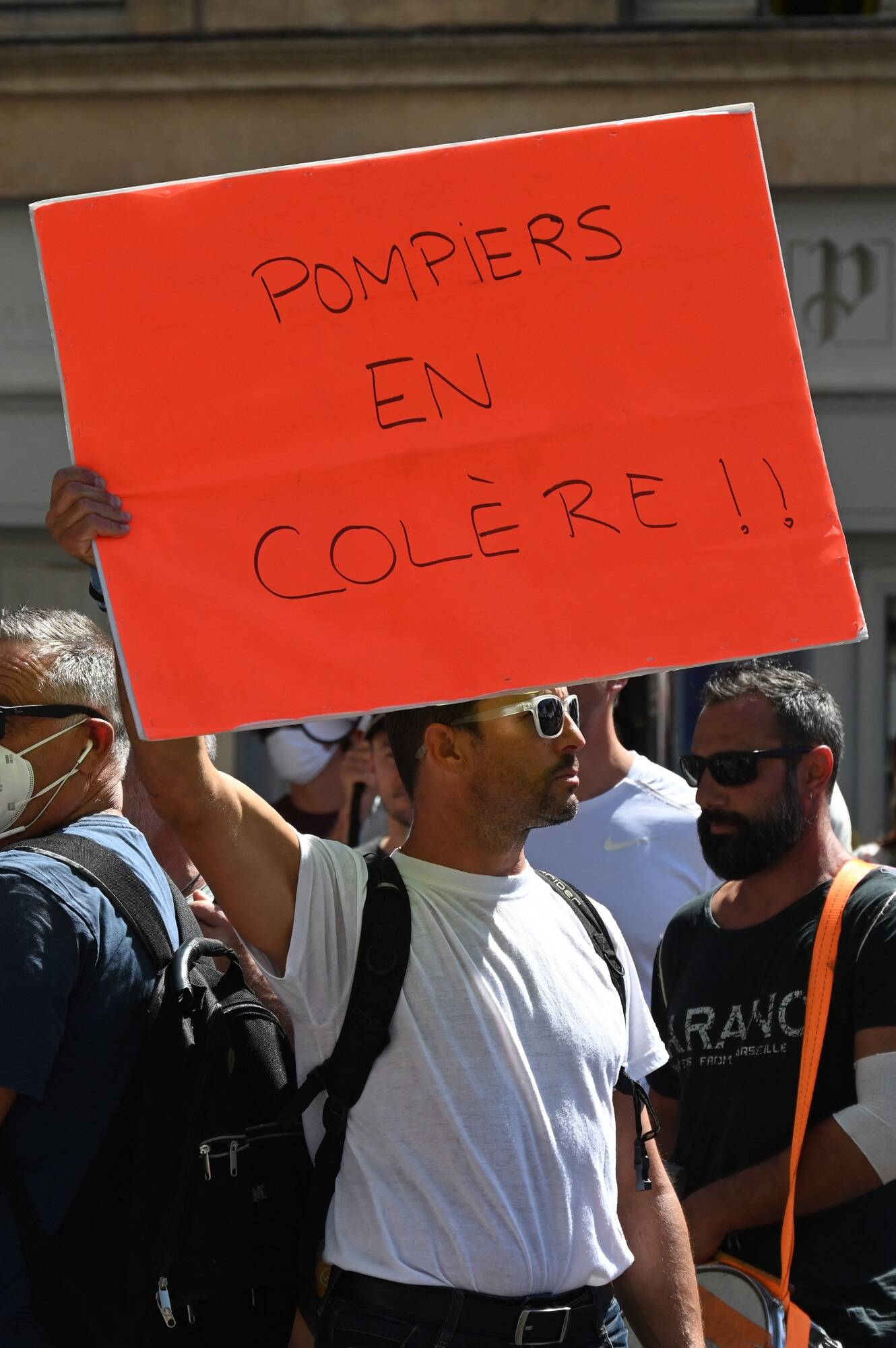 Contre la vaccination obligatoire, un pompier démissionne et s'installe sur un toit avec sa tente dans les Yvelines