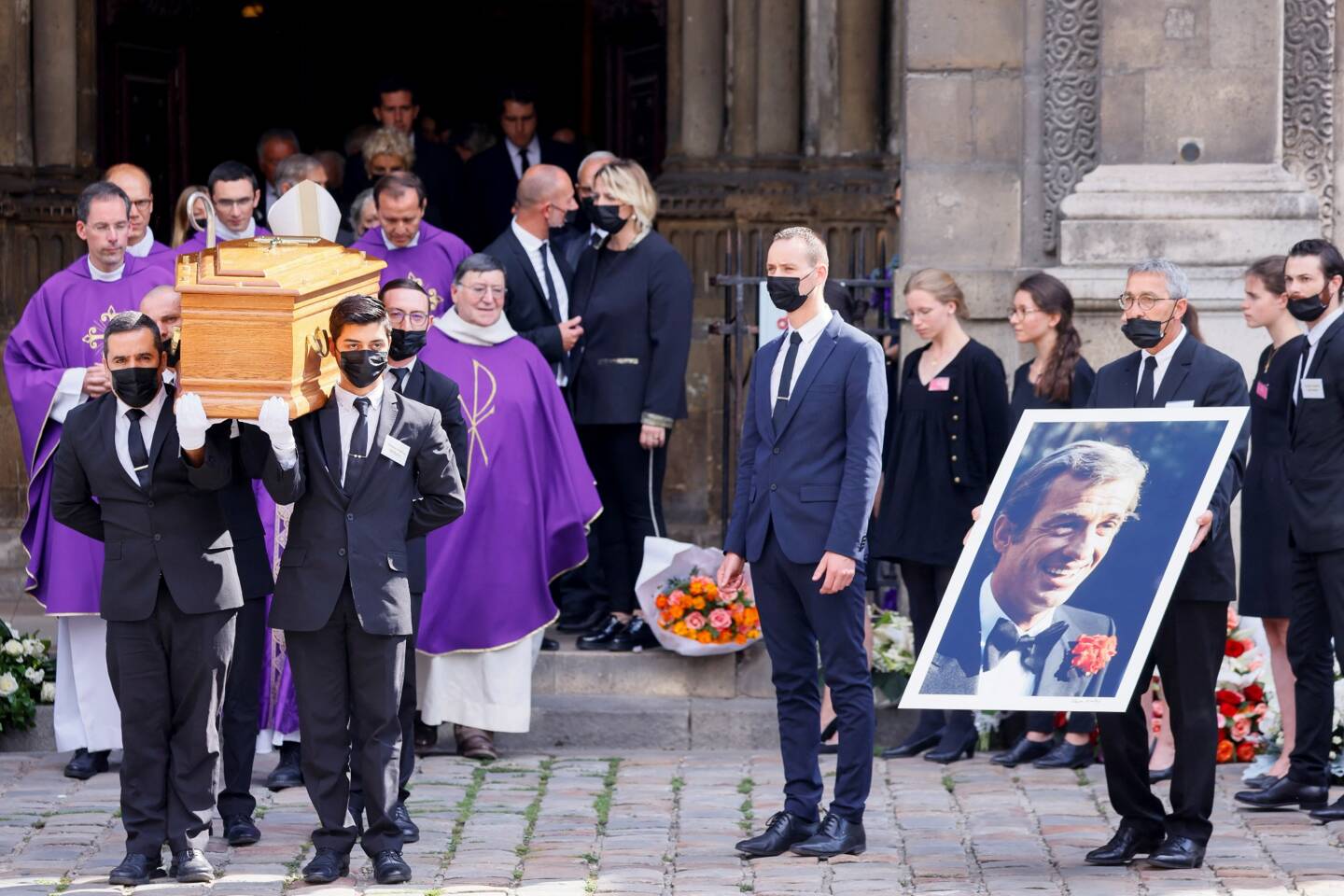 A la sortie des obsèques de Jean-Paul Belmondo, à Paris.