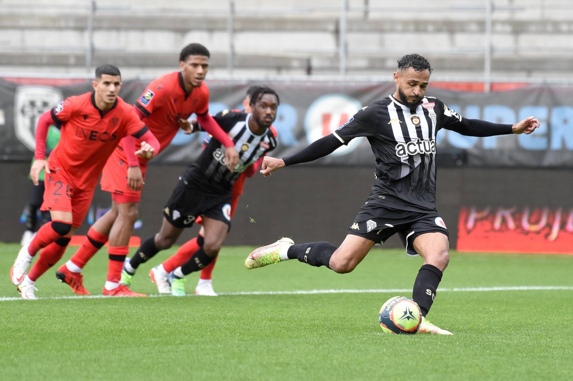 Andy Delort offre la victoire et la 2e place de L1 à l'OGC Nice à Angers (1-2)
