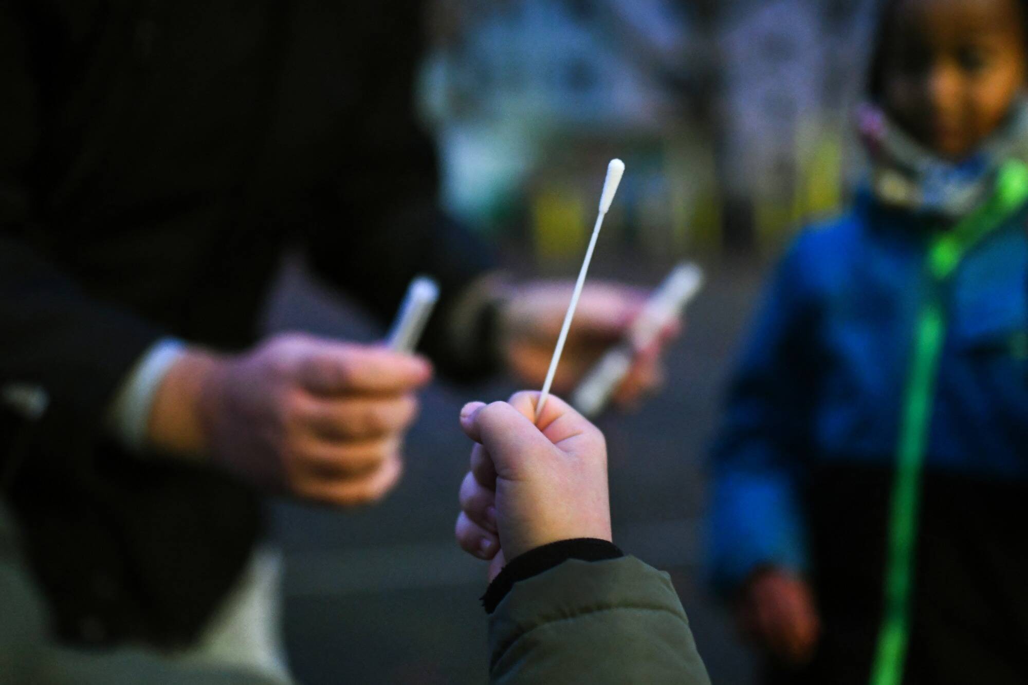 "Même s'il est positif à la Covid-19, je mens et je le mets à l'école": ces mamans qui vont tricher pour aller bosser