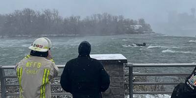 Spectaculaire opération de sauvetage d'une voiture tombée au bord des chutes du Niagara, une femme décédée