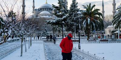En Turquie, le trafic interrompu à l'aéroport d'Istanbul en raison... de la neige