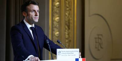 En tête des parrainages, Macron fait durer le vrai-faux suspense sur sa candidature à la présidentielle