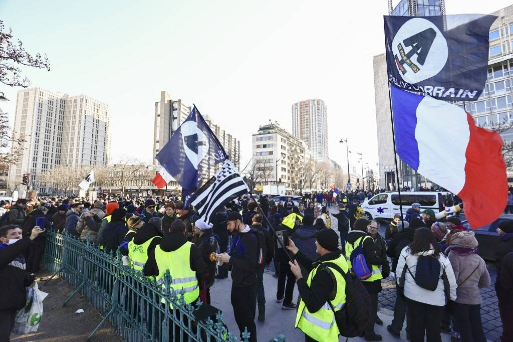 "Convois de la liberté": 44 interpellations et une situation toujours tendue aux abords des Champs-Élysées à Paris