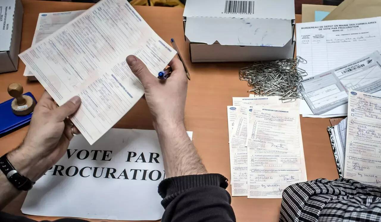 "On est à fond": dans les mairies de la Côte d'Azur, des procurations en nombre à quelques jours des élections législatives