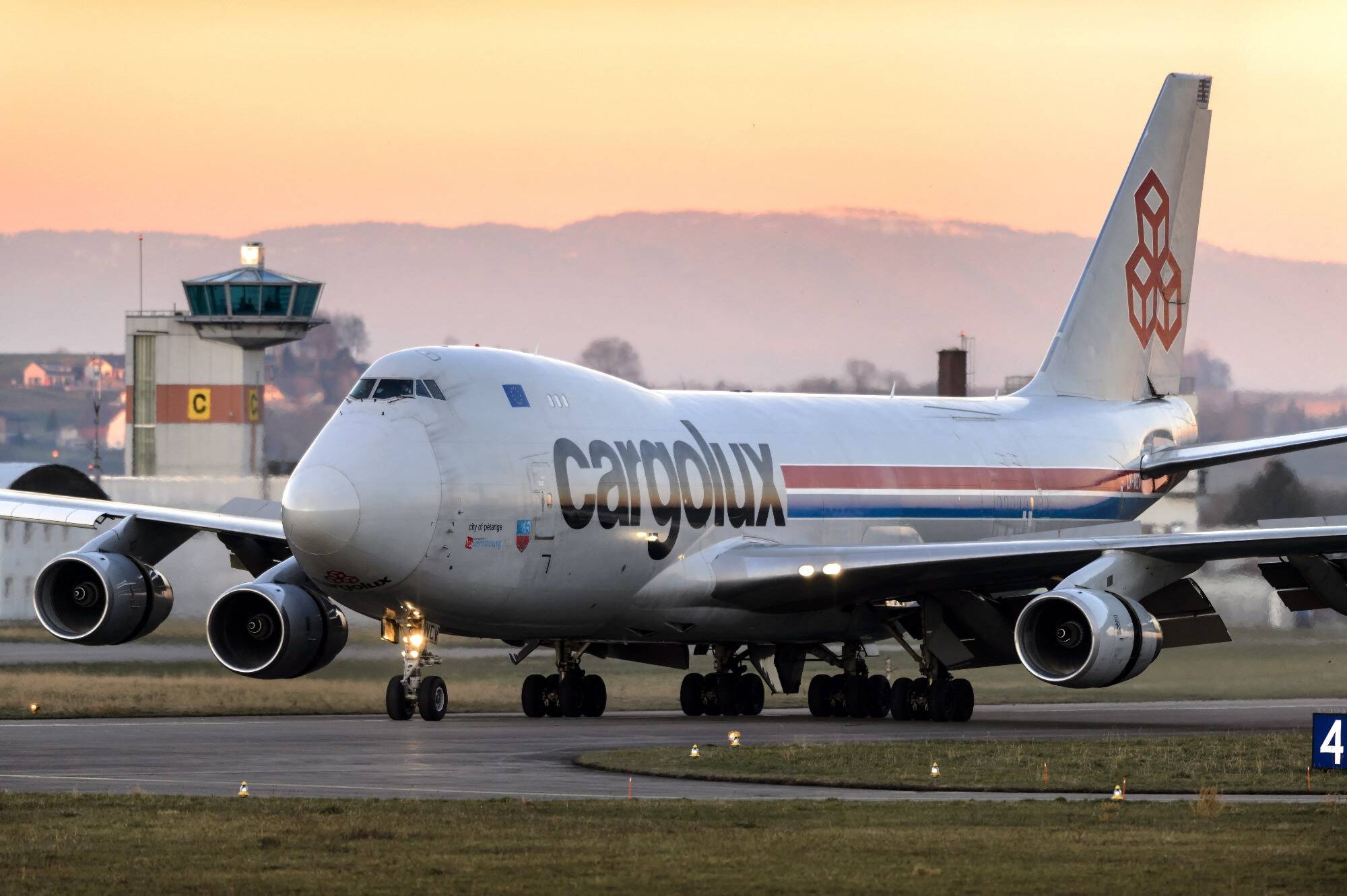 Le train d'atterrissage d'un avion se casse, l'incident filmé et publié sur les réseaux sociaux