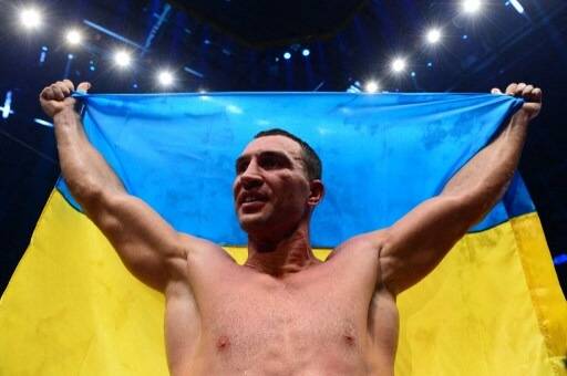 La légende de la boxe et maire de Kiev, Vitali Klitschko, veut défendre sa ville "les armes à la main"